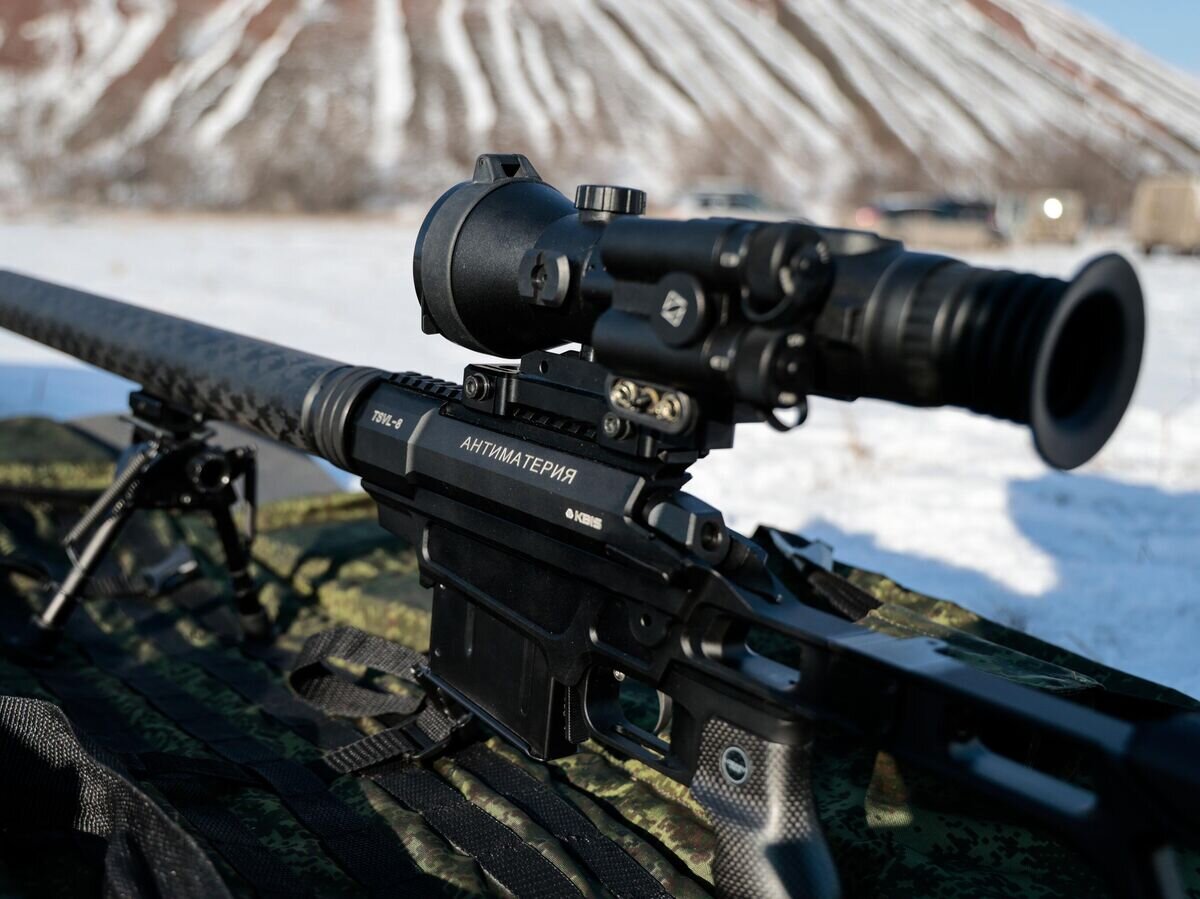    Тактическая, специальная винтовка со встроенным модератором с наиболее эффективной системой снижения демаскирующих факторов TSVL-8 М4 "Антиматерия" компании Lobaev Arms на одном из полигонов ДНР, где проходят учения снайперов батальона "Эспаньола"© РИА Новости / Сергей Аверин