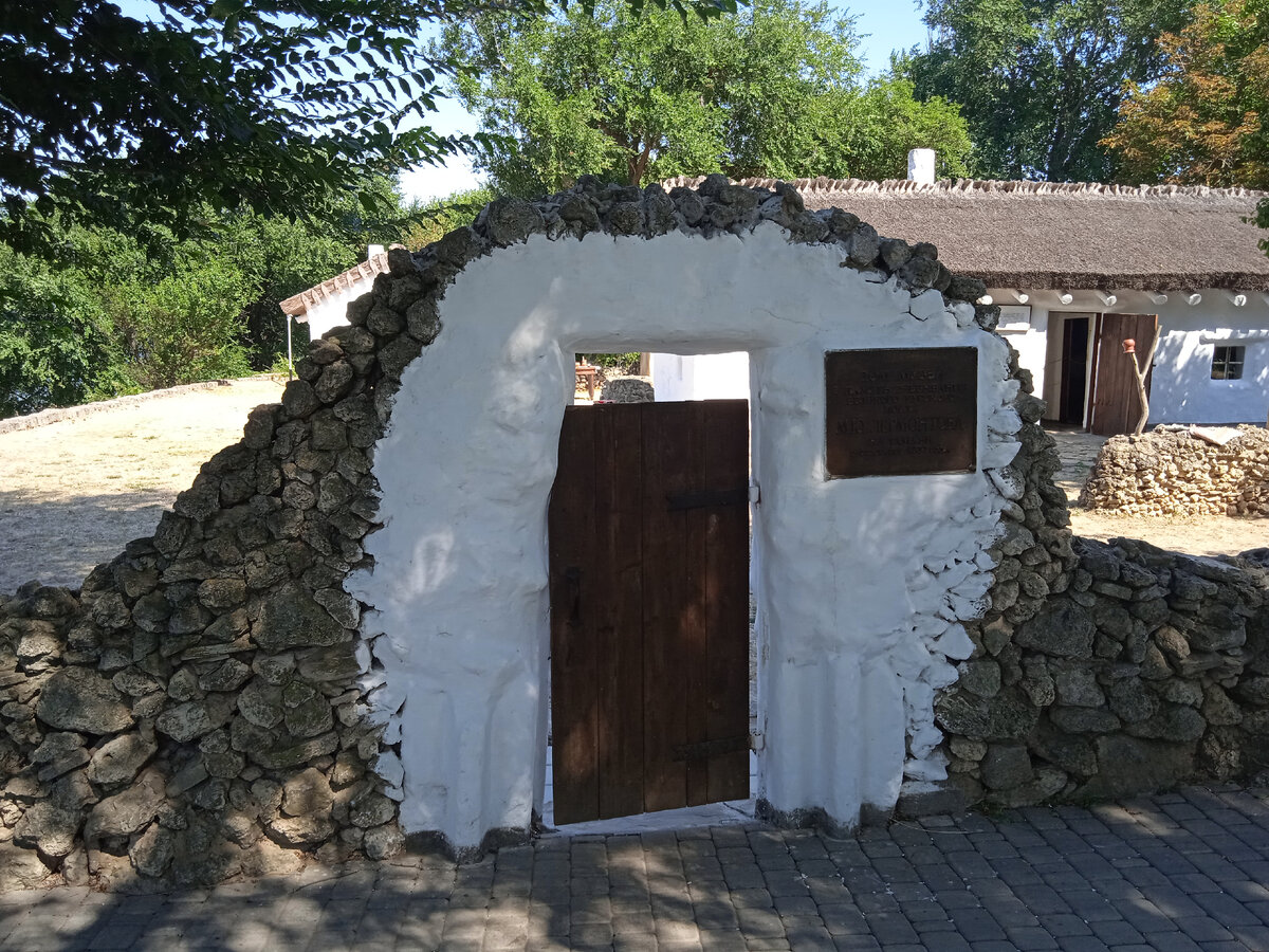 Через эту калитку нужно пройти, чтобы попасть на территорию музея. Фото автора.