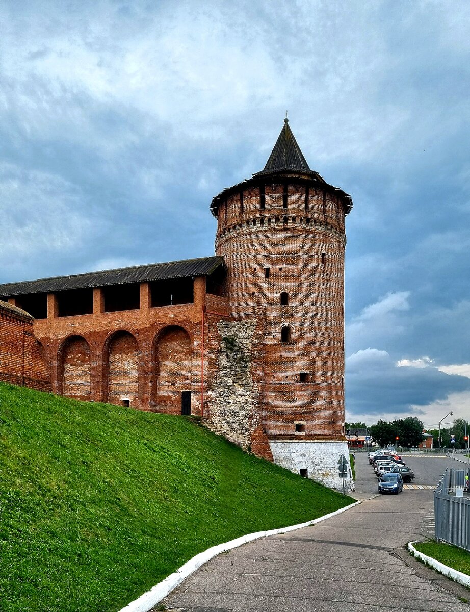 Маринкина башня с другой стороны.