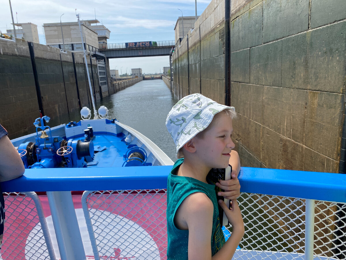 Фото автора. Петя рад и книгам, и шлюзам ))) Прекрасный возраст! 