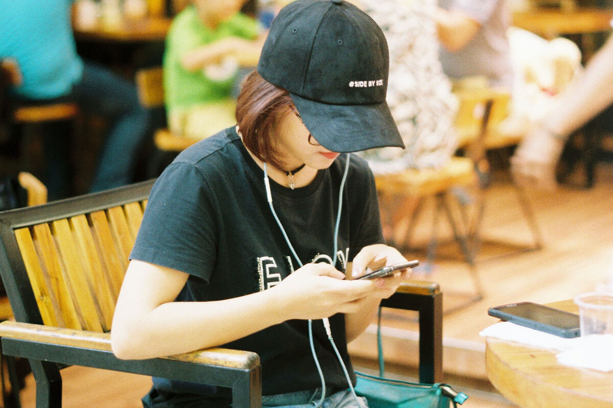 Сообщение пришло в мессенджере.  Фото: с сайта unsplash.com