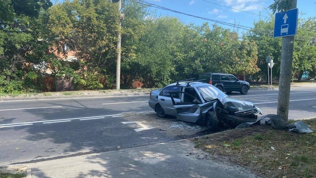     В Ростове два человека пострадали в результате столкновения иномарки с фонарным столбом, об этом сообщили в пресс-службе донской Госавтоинспекции.