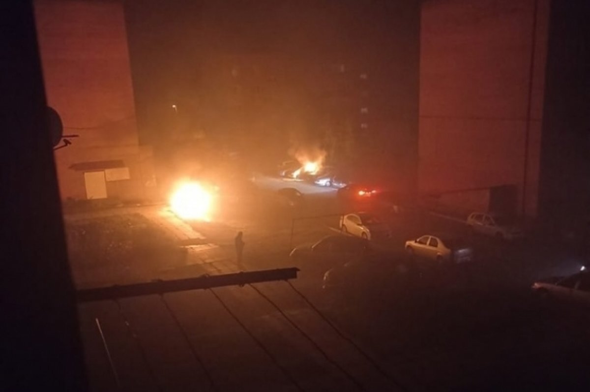    Неизвестный поджег автомобили на парковке в свердловском городе