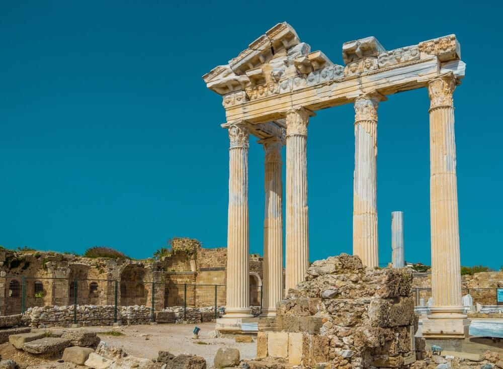 Храм аполлона амфитеатр турция. Храм аполлона в турции анталия. Храм аполлона ликейского в афинах. Сиде останки аполлона. Аполлон сиде турция.