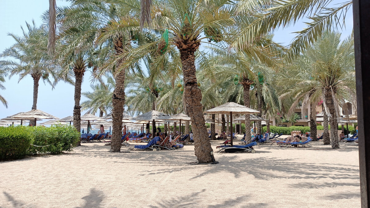 В стороне от толчеи пляжа, как-то приятнее