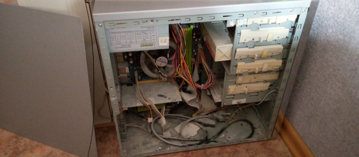 Один из моих предыдущих ПК, который я сам собрал, был забыт и пострадал во время ремонта, находясь в очень запыленной среде.