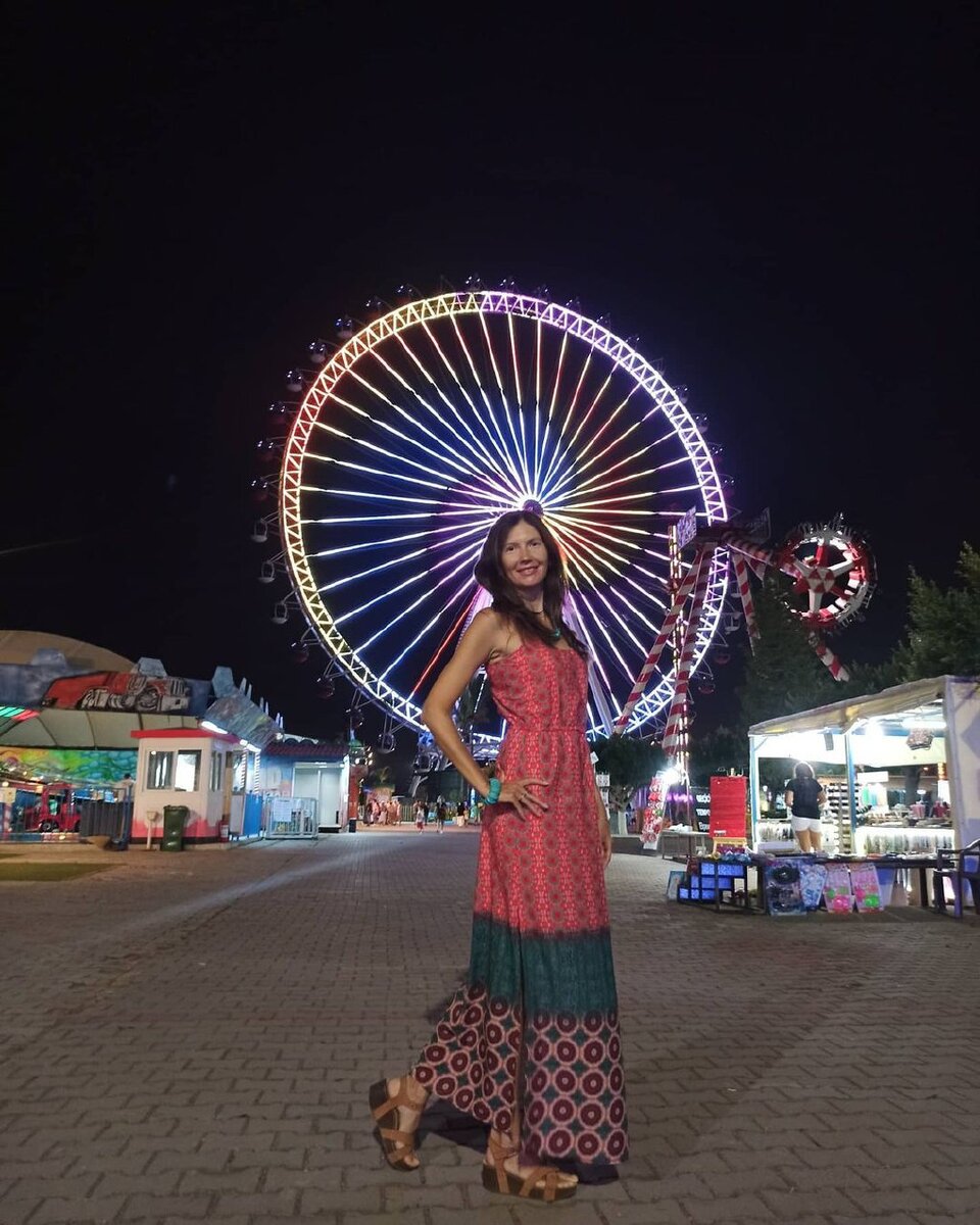 На фоне огромного колеса. Фото автора