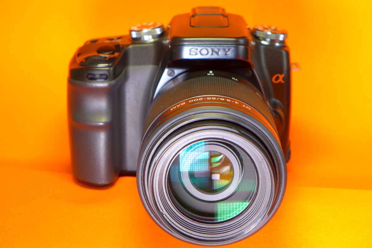 Sony Alpha DSLR-A100 - первая цифровая зеркалка от Sony. Установлен объектив DT4-5,6/55-200SAM.