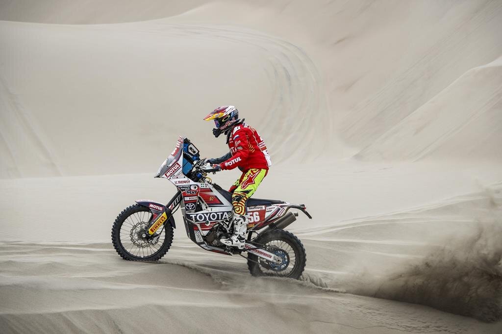 Трасса, пролегающая по пустыне