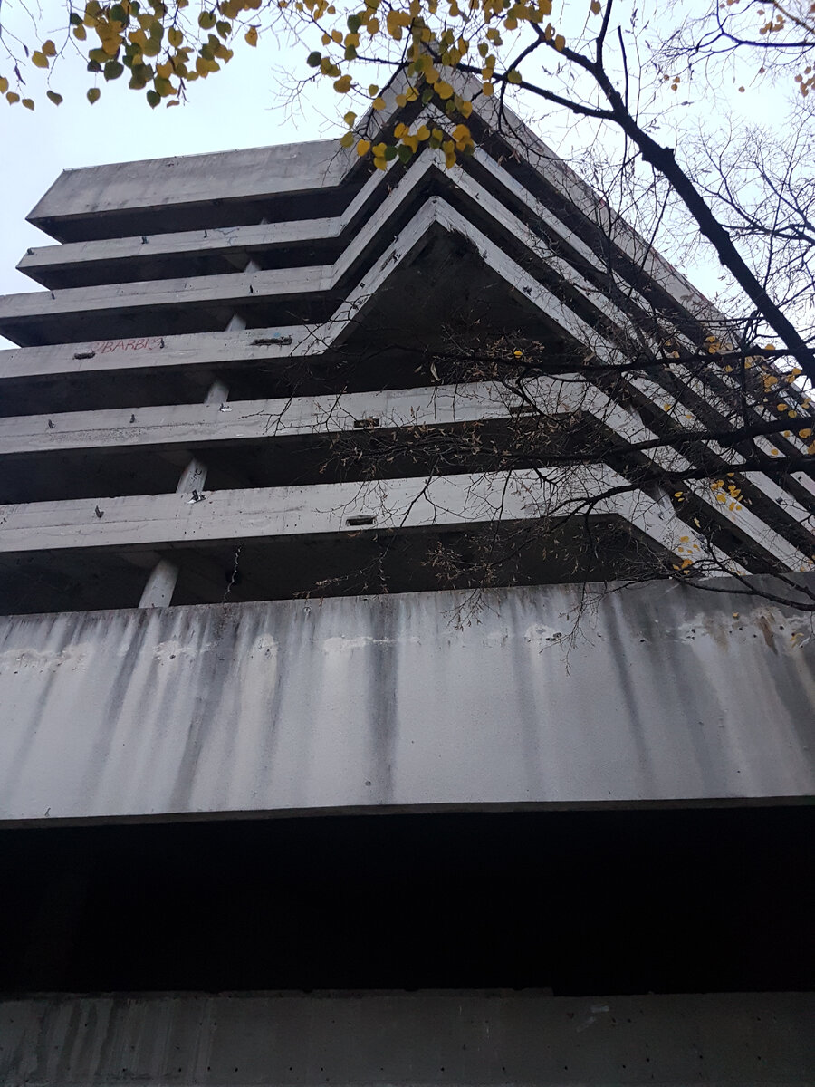 Заброшенная гостиница в Мостаре.