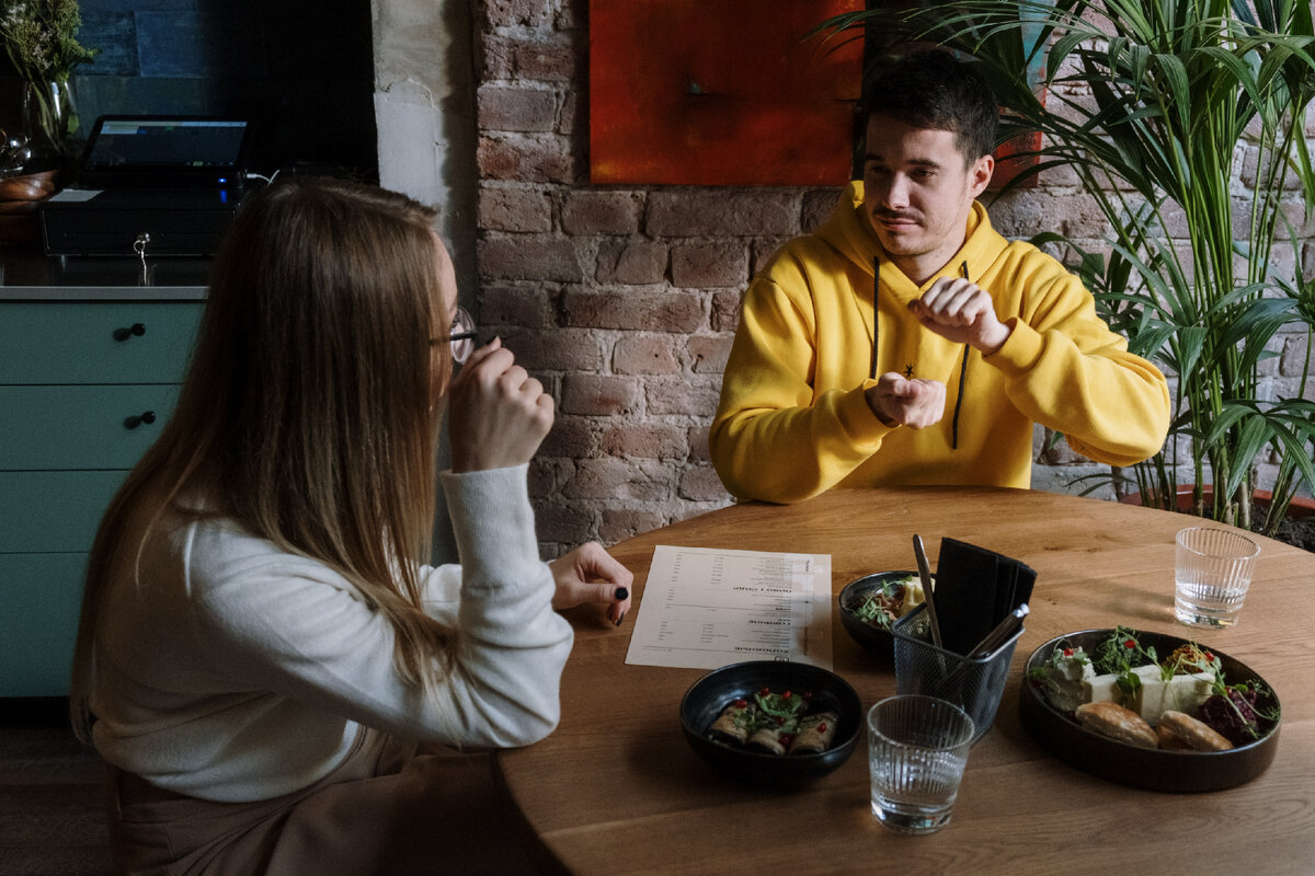 Помимо  устного изложения, человек так или иначе выражает свои эмоции и чувства, добавляя яркий окрас с помощью мимики, языка тела, жестов.