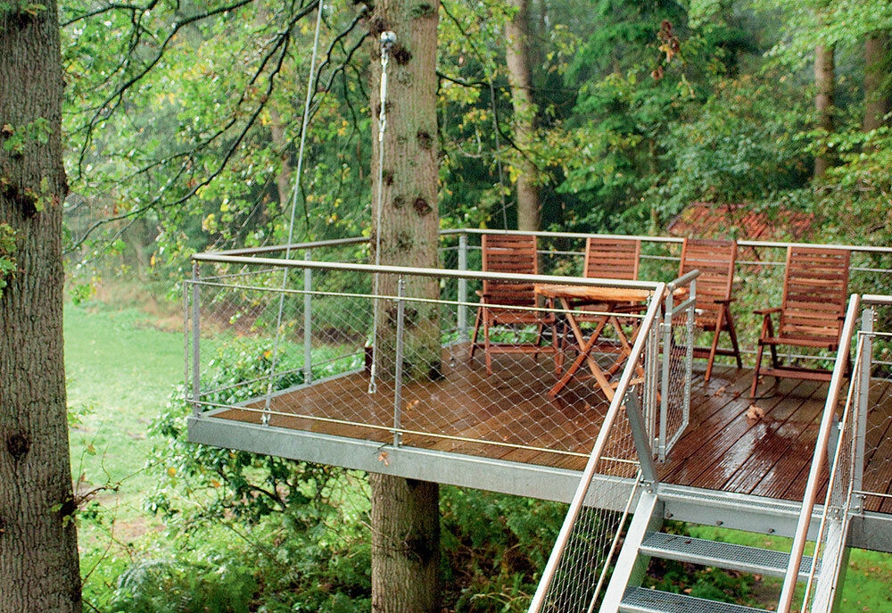 Старое дерево «прорастает» сквозь террасу, создавая полную гармонию архитектурного сооружения и природы