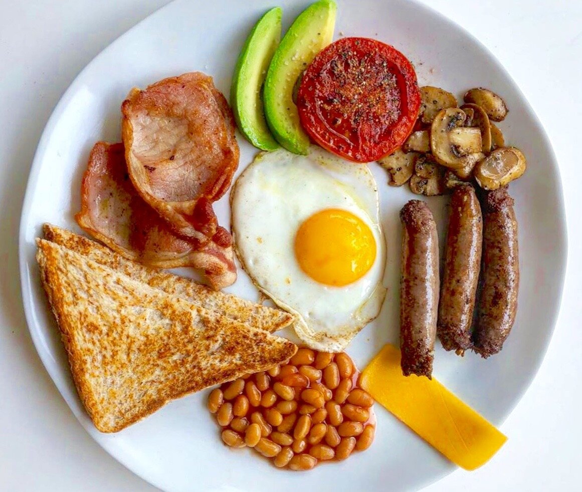 Английский завтрак рецепт. Английский завтрак Чиполата. Классический английский завтрак. Традиционный британский завтрак. Английски зафтирак.