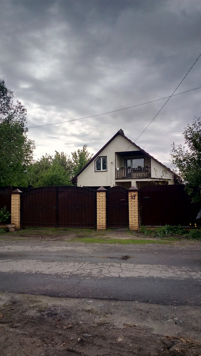 Бог с ним, с кондиционером. Мы любим свой дом и без него, занимаемся огородом, облагораживаем двор, ухаживаем за цветами. Всем дело находится. Хорошая новость, этим летом  в нашей слободе капитально ремонтируют дороги. Скоро и до наших выбоин дойдут. Все хорошо. Фото автора.