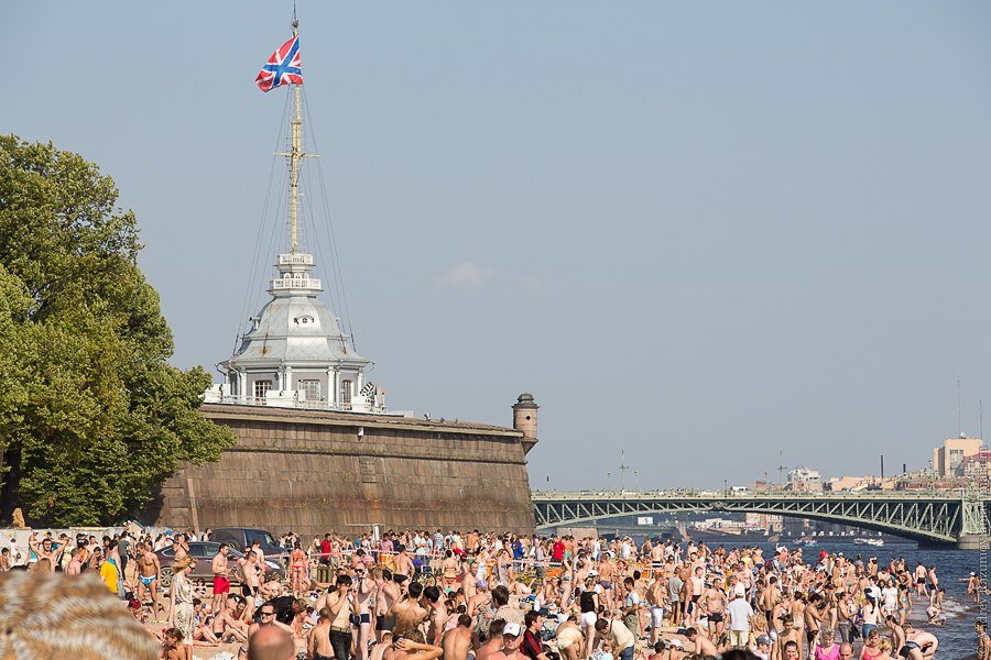 Переполненный пляж возле Петропавловской крепости