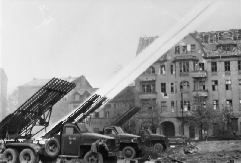 Место съемки: Берлин, Германия Время съемки: 29.04.1945
Автор: Марк Редькин  https://waralbum.ru/160399/