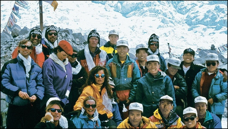 Фото: Анатолий Букреев - в верхнем ряду третий слева (https://www.recenzent.org.ua/book-bukreev-everest-voshozhdenie/)