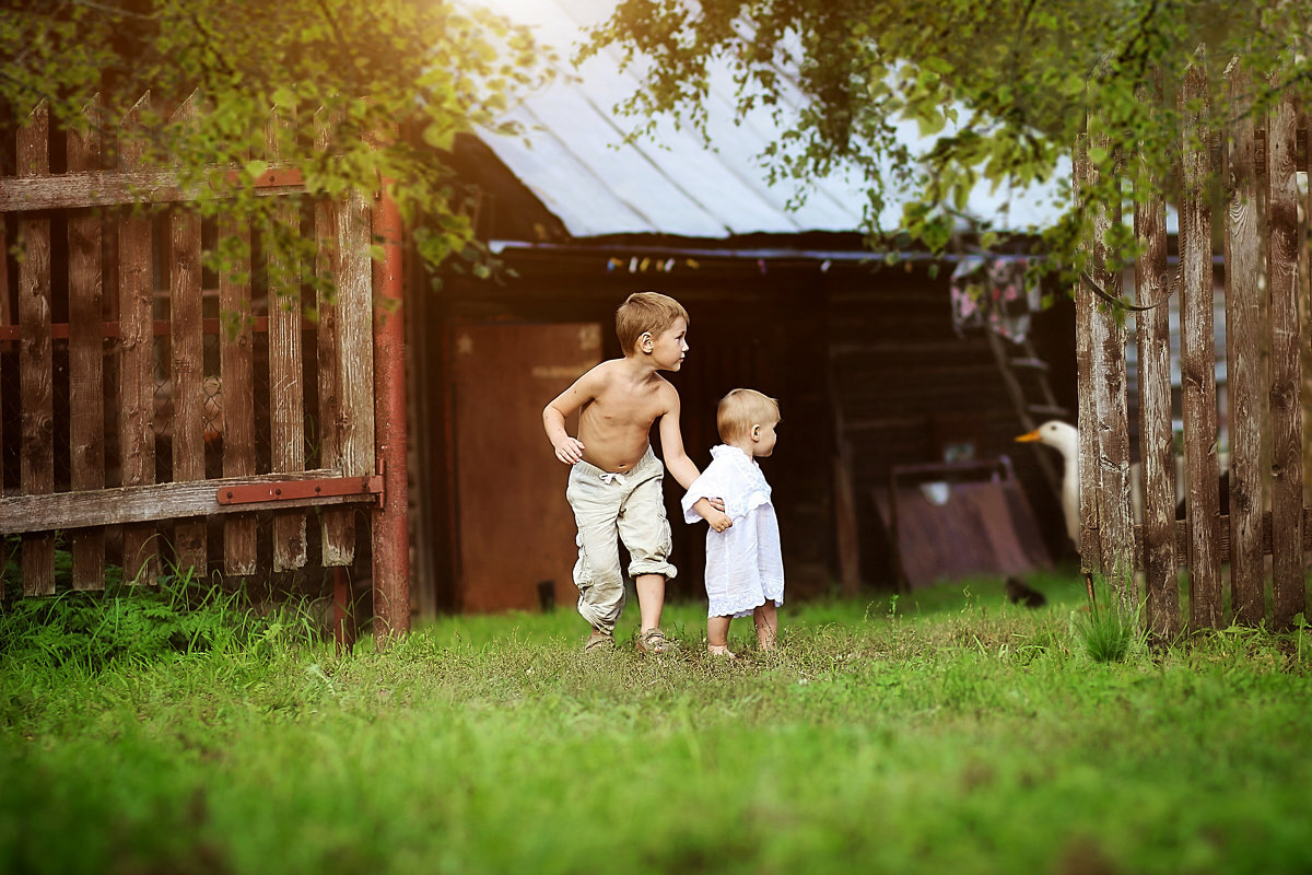 Пацан в деревне. Фото двух девушек на природе. Друзья мальчики. Подружки на даче. Лето у бабушки в деревне.
