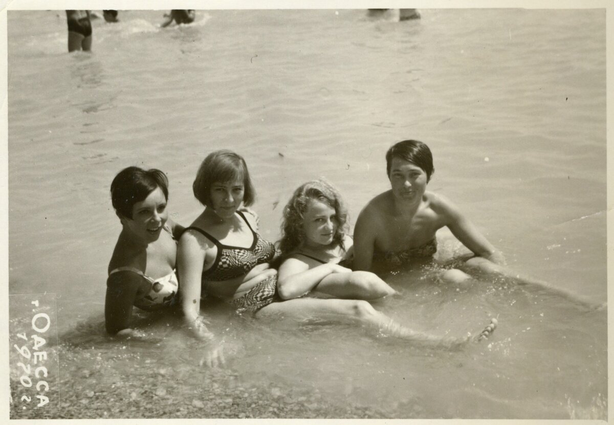 Фото сделано 5 августа 1970 г в Одессе. Слева направо: первая -  моя подруга, третья -я