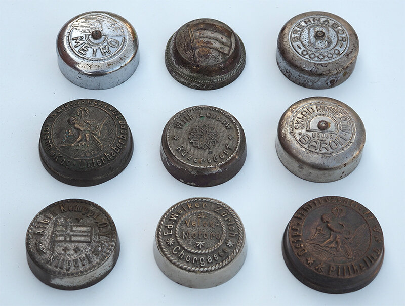 Крышки велосипедных звонков из коллекции Веломузея Андрея Мятиева.