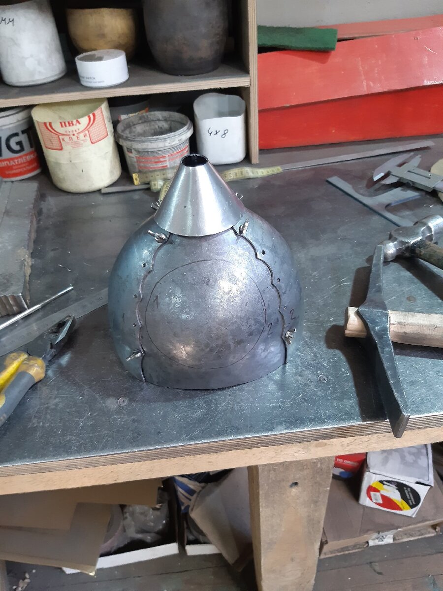 Мастер "примеряет" получившуюся металлическую воронку к основной конструкции.