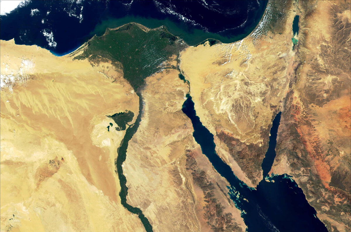 Пирамиды и река Нил из космоса