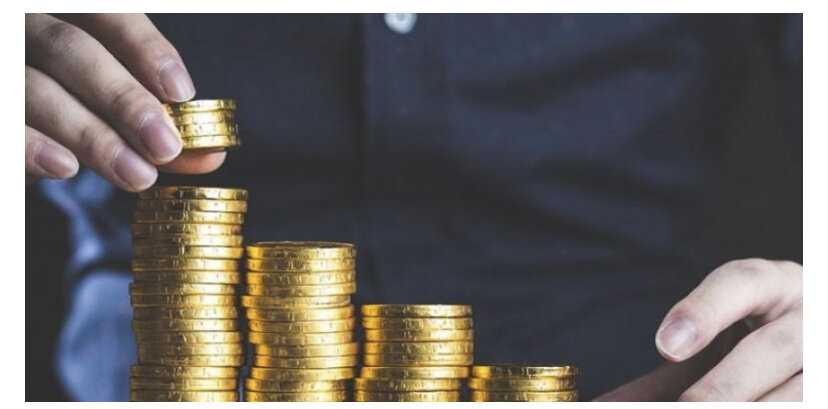 Первое, что важно усвоить при запуске нового проекта – то, что расходы на открытие бизнеса должны быть необходимыми, и чем их меньше, тем эффективнее пройдёт запуск. 

При подготовке бизнес-плана невозможно учесть всё – ошибки, накладки и непредвиденные расходы возникнут в любом случае. К ним нужно быть готовым и иметь какой-то запас финансовых ресурсов. 

Большинство людей, никогда прежде не занимавшихся бизнесом, пребывают в плену значительного количества ложных представлений о предпринимательстве. В основном, эти представления связаны с внешними проявлениями и довольно далеки от действительно значимых вещей. 

Настоящий бич бизнес-планов начинающих предпринимателей – мебель и оргтехника. Почему-то люди считают, что именно ксероксы, факсы и офисные кресла сделают их бизнес настоящим. 

Именно эти расходы в первую очередь режут более опытные бизнесмены. Первую мебель покупают на «Авито», ноутбук приносят из дома. В последнее время и офис снимают далеко не все, предпочитая работать дома или в общественных пространствах – так называемых «третьих местах» (первое – дом, второе – работа). На языке предпринимателей это называется словосочетанием «резать косты», от английского слова costs («расходы»). 

Нужно смотреть на смету запуска бизнеса максимально критично. Исключить из неё всё, что можно исключить. Добавить только то, что действительно необходимо. Если что-то терпит, нужно отложить покупку до первых доходов. 

Многие бизнес-проекты так и не взлетают, а купленные столы и стулья годами лежат на балконах несостоявшихся директоров. Чем меньше вы вложите в старт бизнеса, тем быстрее выйдете на прибыль, если всё получится и тем меньше потеряете, если в этот раз потерпите неудачу.  

