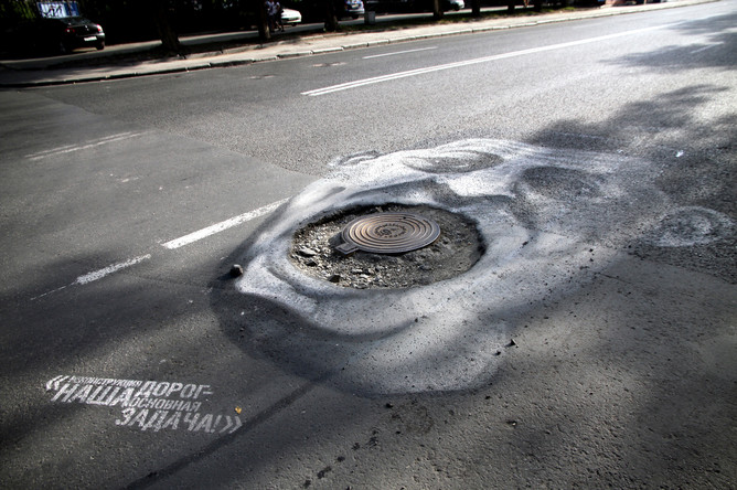 Извиняюсь за качество, не смог найти фотографий лучше. На этом снимке губернатор Свердловской области Евгений Куйвашев. С ним его цитата «Реконструкция дорог — наша основная задача». С губернатором получился забавный случай: проект создавался при старом губернаторе, а когда его хотели реализовать, губернатор сменился. Ребятам пришлось ждать три месяца, чтобы убедиться во лжи нынешнего губернатора и заслуженно нарисовать его карикатуру