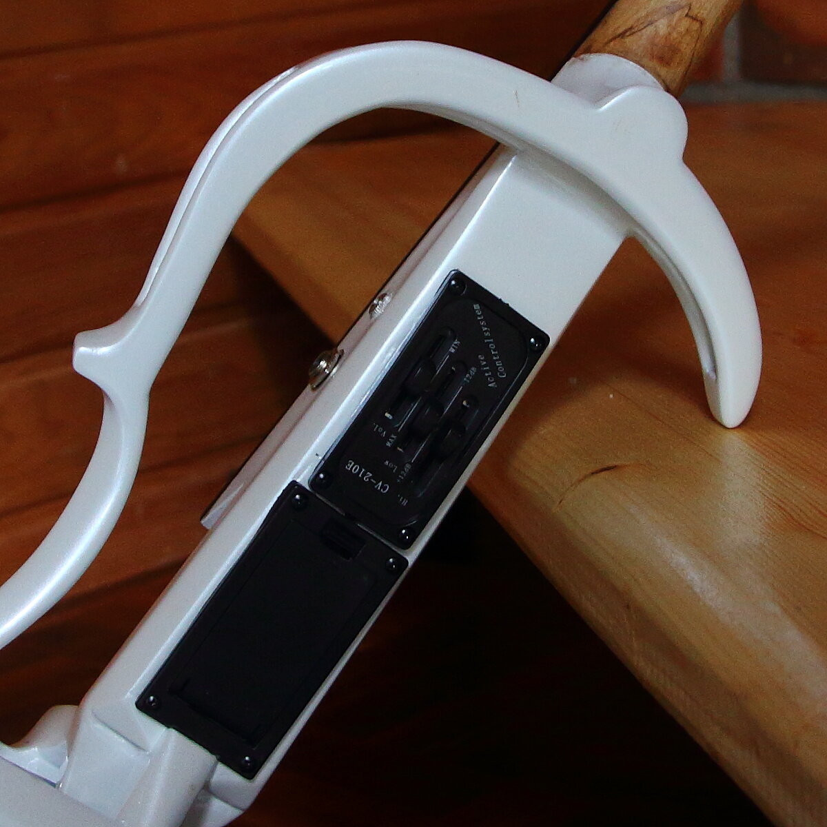 Источник звука электроскрипки - пьезодатчик и предусилитель.