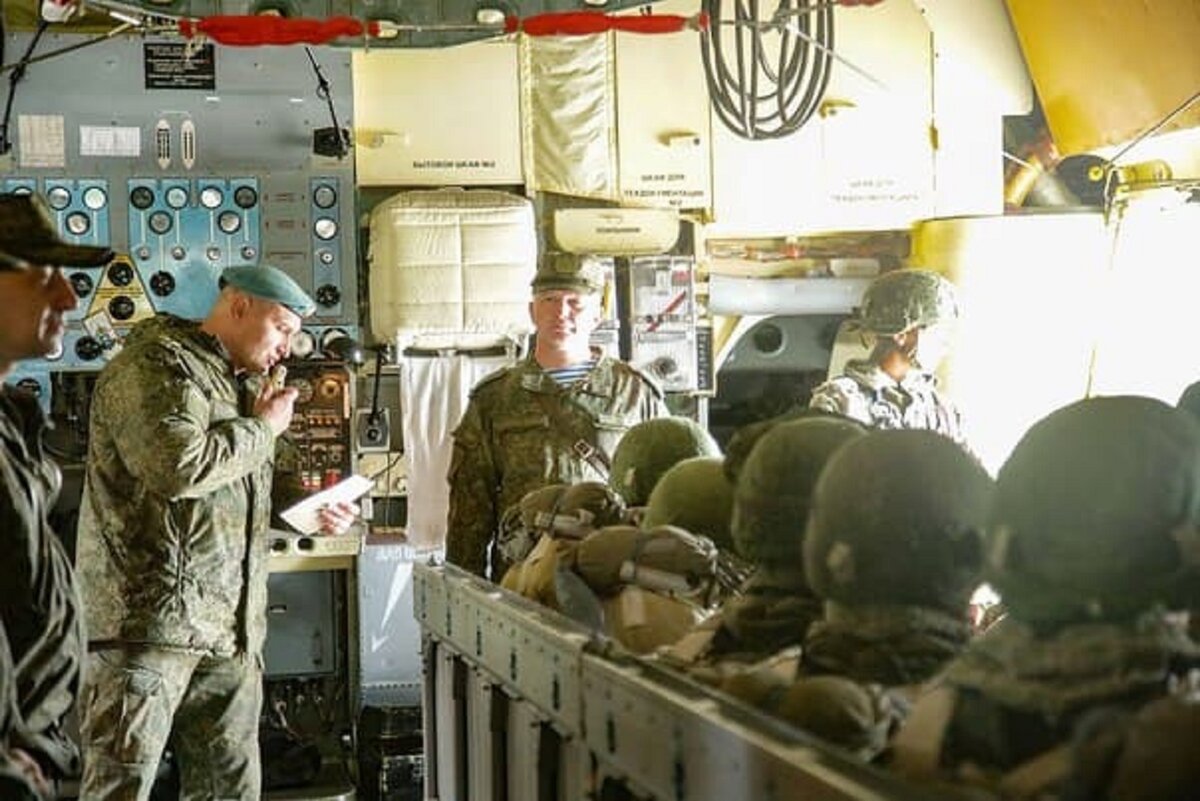 Фото от пресс-службы Минобороны РФ. В ходе специального учения по военно-политической работе «Сплоченность-2021» была  показана работа агитаторов в самолёте перед выброской десанта.