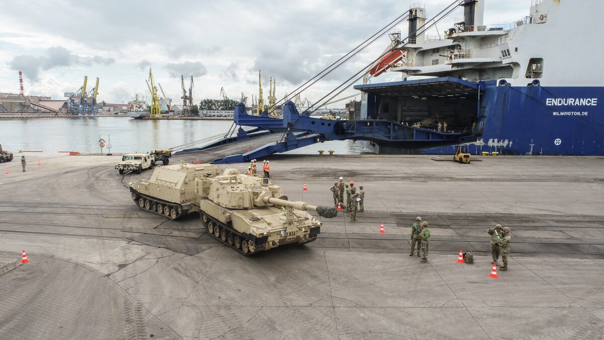 Рис. 1. Разгрузка военной техники 1-й ABCT 1-й пехотной дивизии США в порту Гданьск.