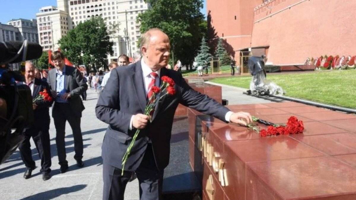 В последних интервью лидер КПРФ Геннадий Зюганов рассказал о первых шагах его фракции в новой Госдуме. 