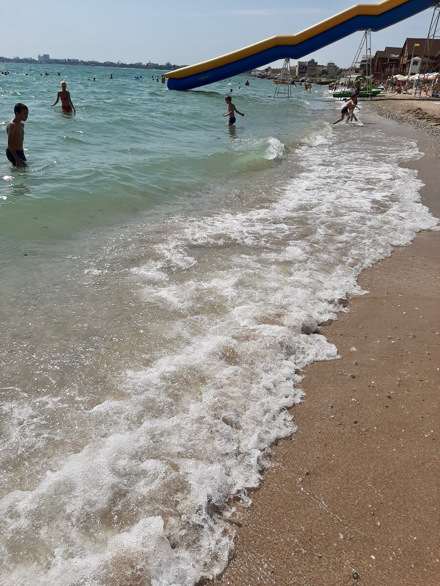 На пляже было многолюдно