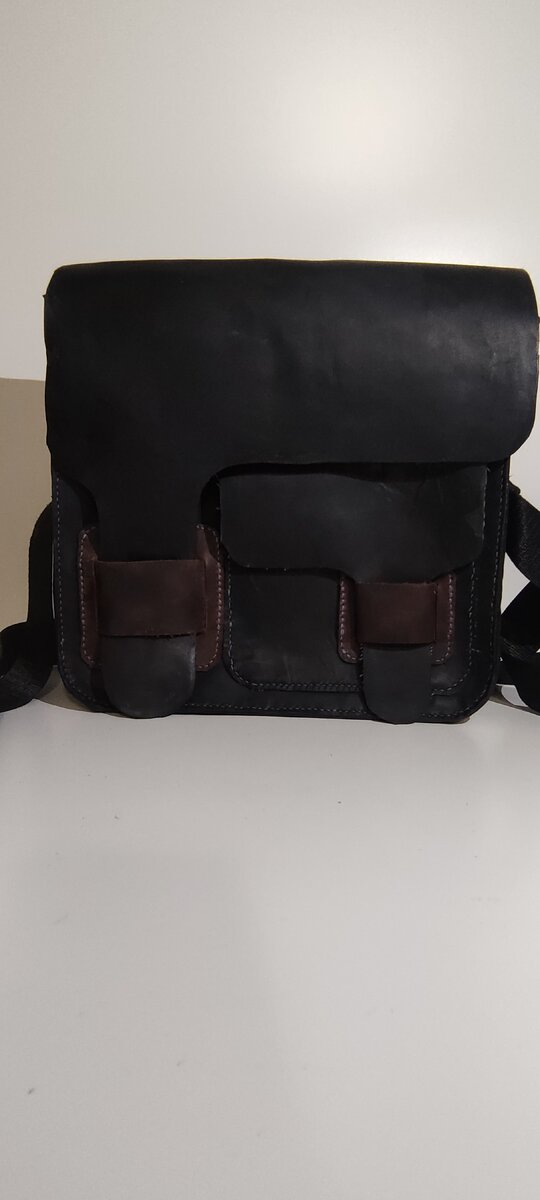 Это четвёртая вещь которую я делаю своими руками, от разреза до сшивания. 