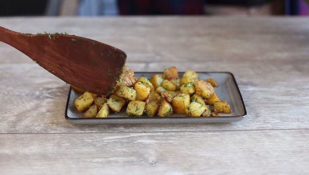 Жена сказала, что не ела ничего вкуснее. Готовлю жареную картошку по любимому рецепту.