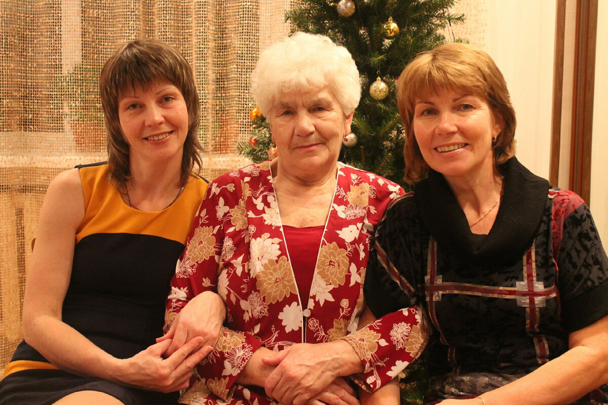 Валентина Ивановна с дочерьми Татьяной и Евгенией