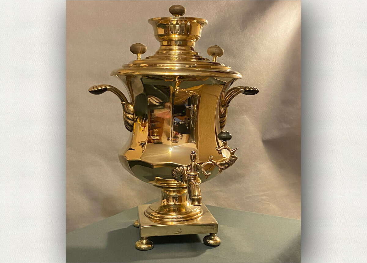 Старинный самовар из бронзы. Фотографий несколько, листайте галерею.