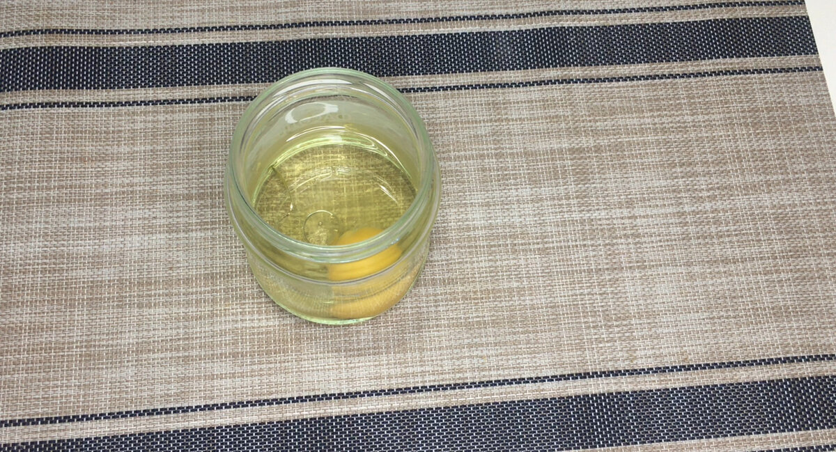 Я майонез готовлю сразу в банке, беру сколько нужно, остальной закрываю крышкой и храню в холодильнике, использую по мере необходимости.