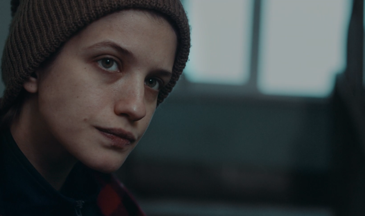 Практически весь фильм Анна Чиповская без макияжа. Всё равно очень красивая. 