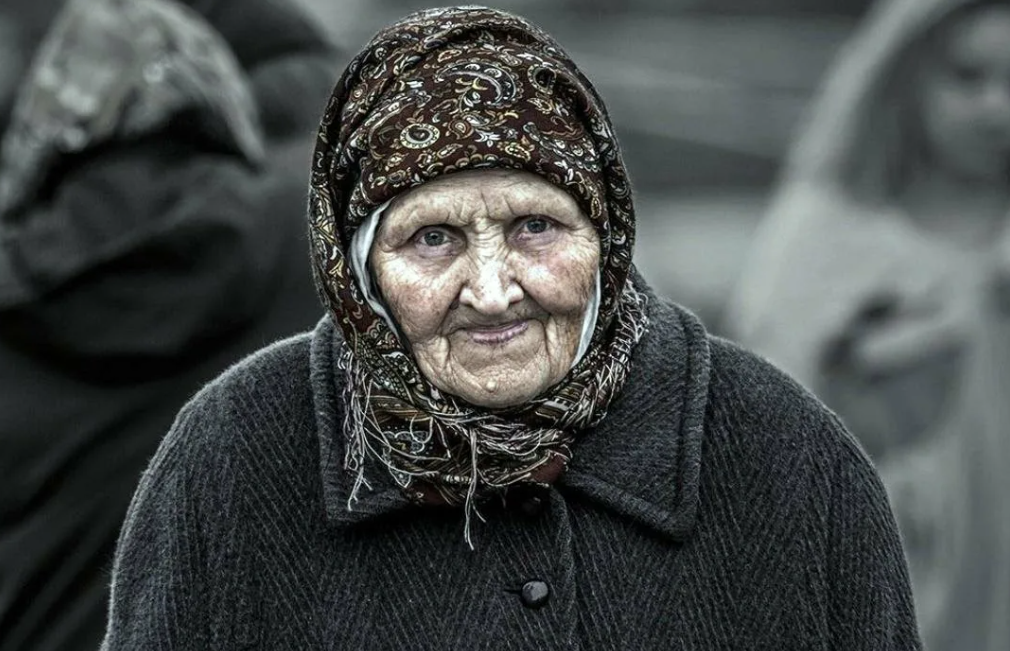 Жалко бабушку. Нищая старушка. Бабушки в России. Нищая женщина. Старая нищая женщина.