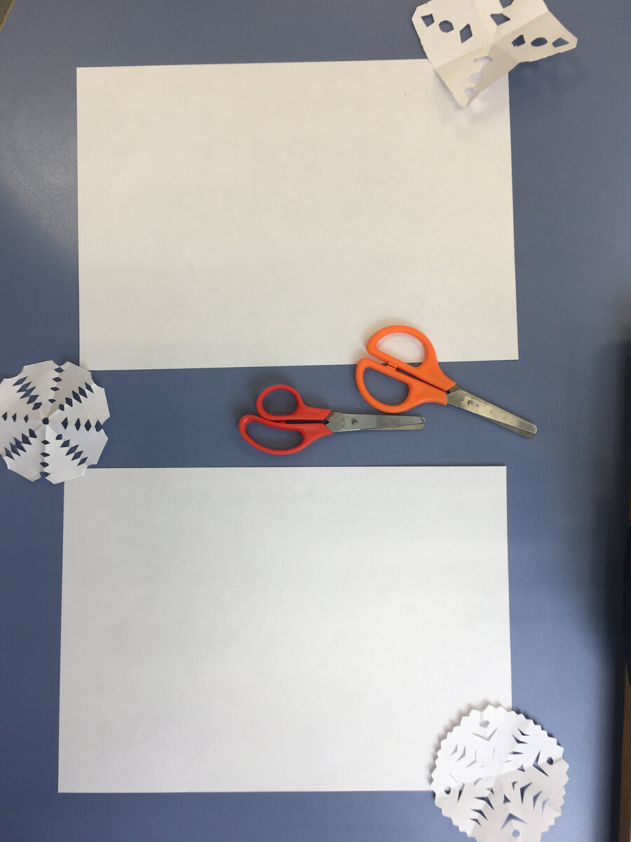 Берём бумагу и ножницы(рядом с квадратной снежинкой делают квадратную снежинку)