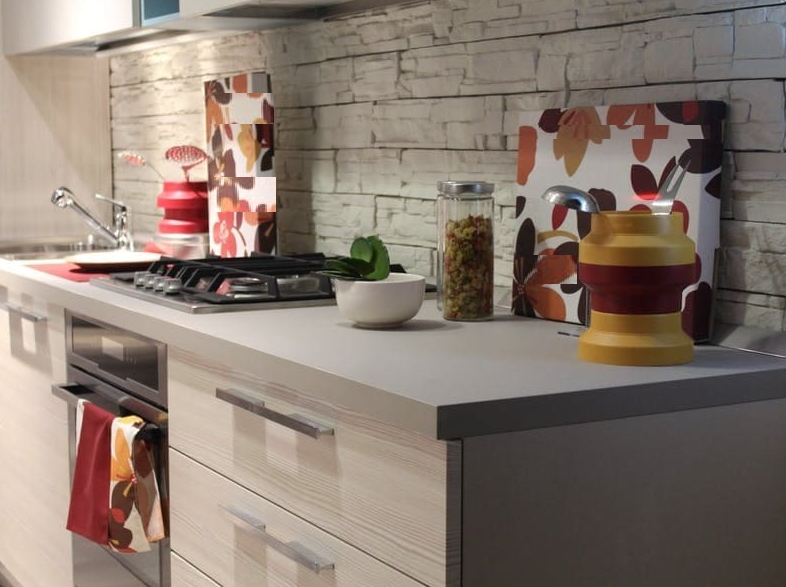 Вот такой гарнитур и техника у знакомой. Естественно, у нее я его фотографировать не стала, нашла такой в том магазине, где она заказывала