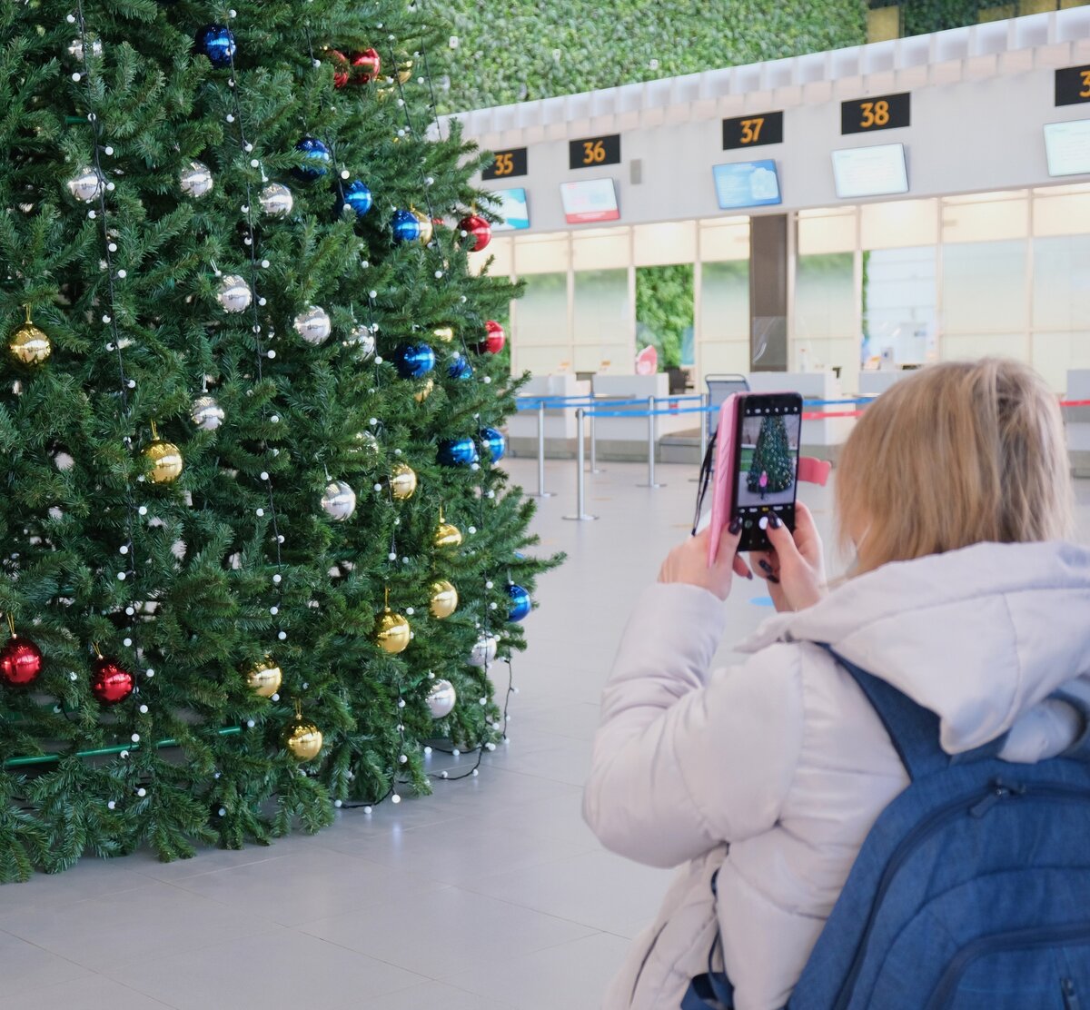 Новогодняя елка в аэропорту Симферополь / Фото: пресс-служба аэропорта Симферополь