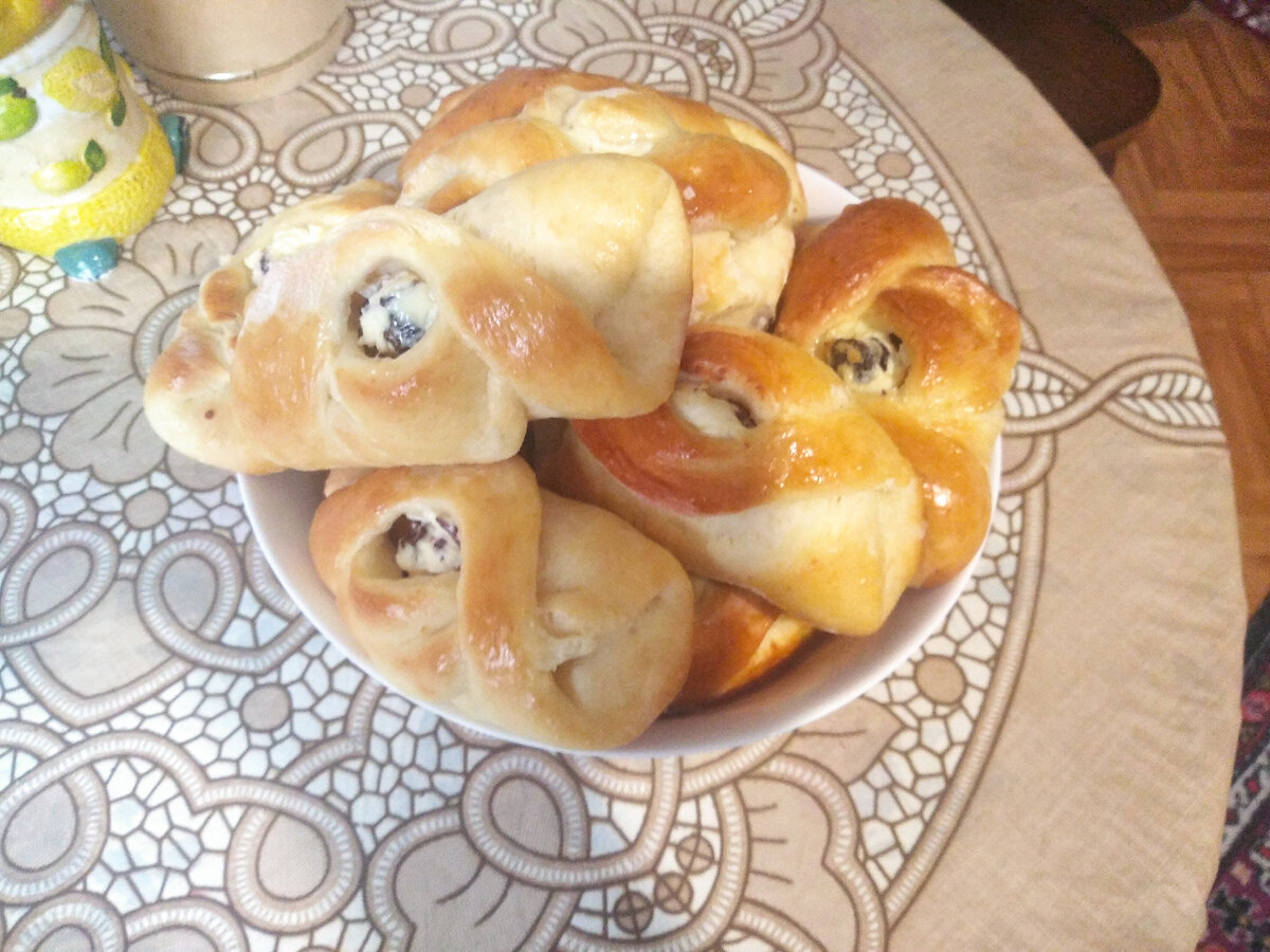 Готовые открытые пирожки с творогом и изюмом. Фото автора, oldp0var.