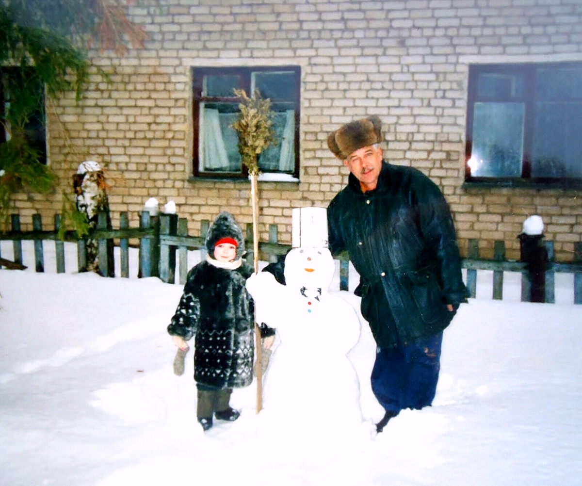 Мой папа с моим сыном  тоже лепили снеговиков. А это уже постперестроечное время