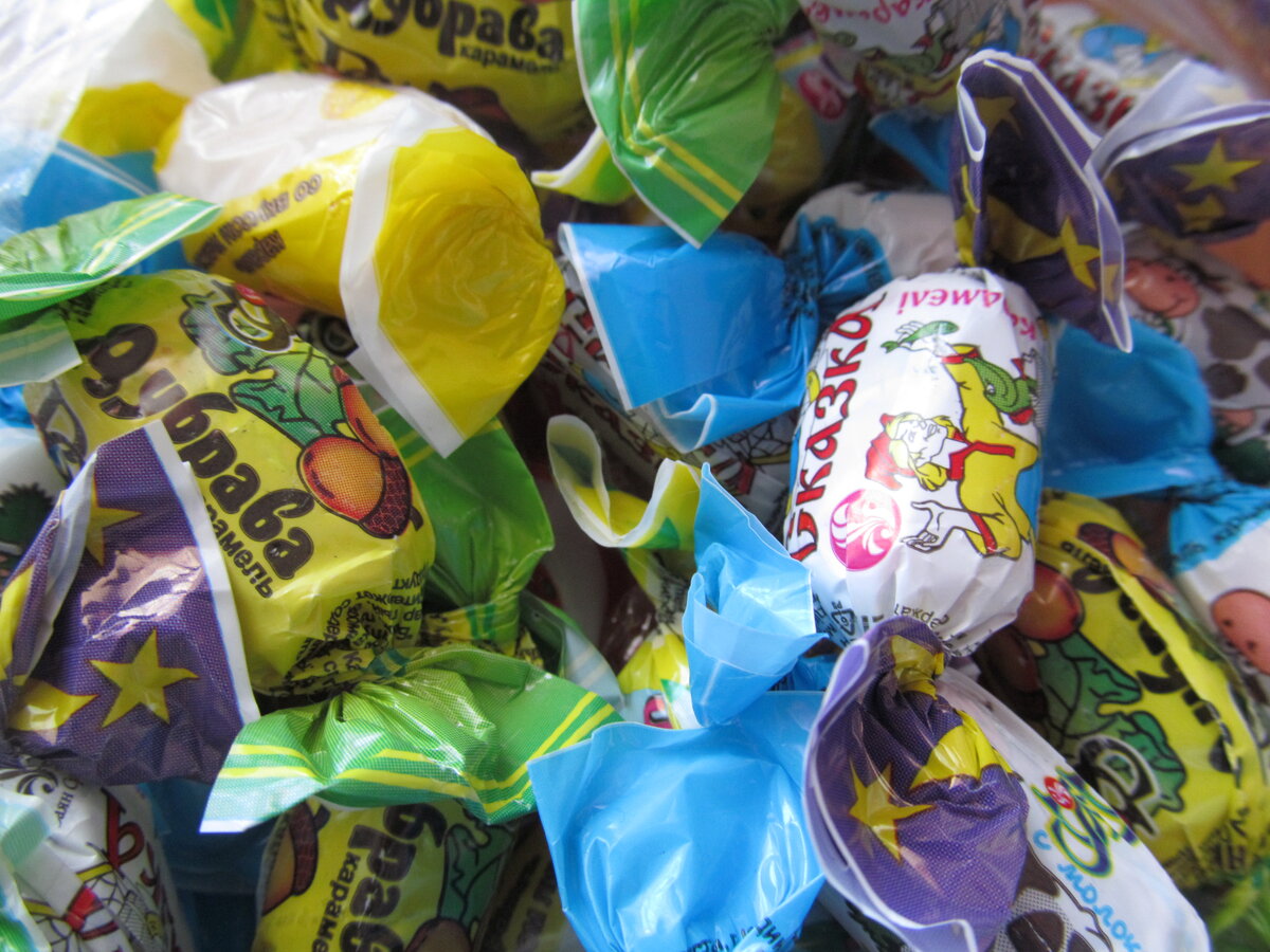 
Вот, конфеток вам. Угощайтесь на здоровье!