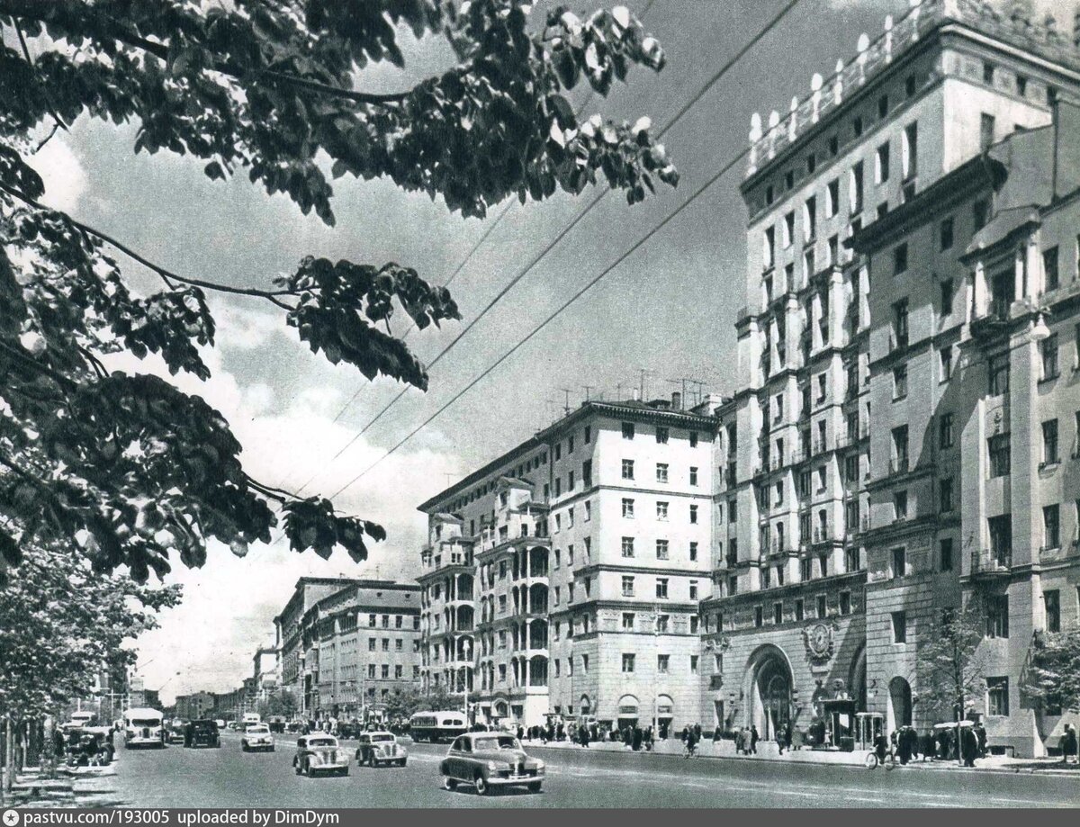 Дом №38, в который встроили наземный вестибюль станции, 1959-1960. С сайта www.pastvu.com. 