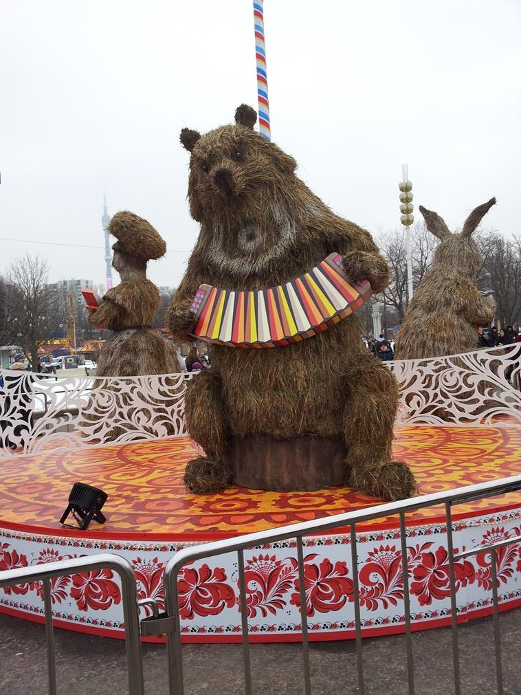 Масленица медвежьи озера. Медведь на Масленицу. Медведь на Ярмарке. Символ Масленицы медведь. Медвежья потеха на Масленицу.