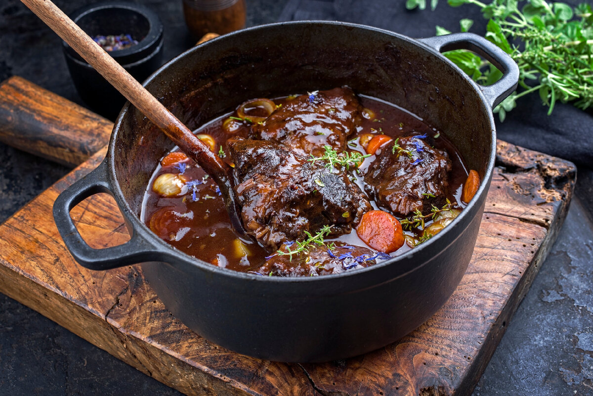 Невероятно вкусной и нежной получается томленая свинина в духовке. На подготовку мяса потребуется несколько минут свободного времени. После чего кусок отправляется в разогретую духовку на 3–3,5 часа.-2