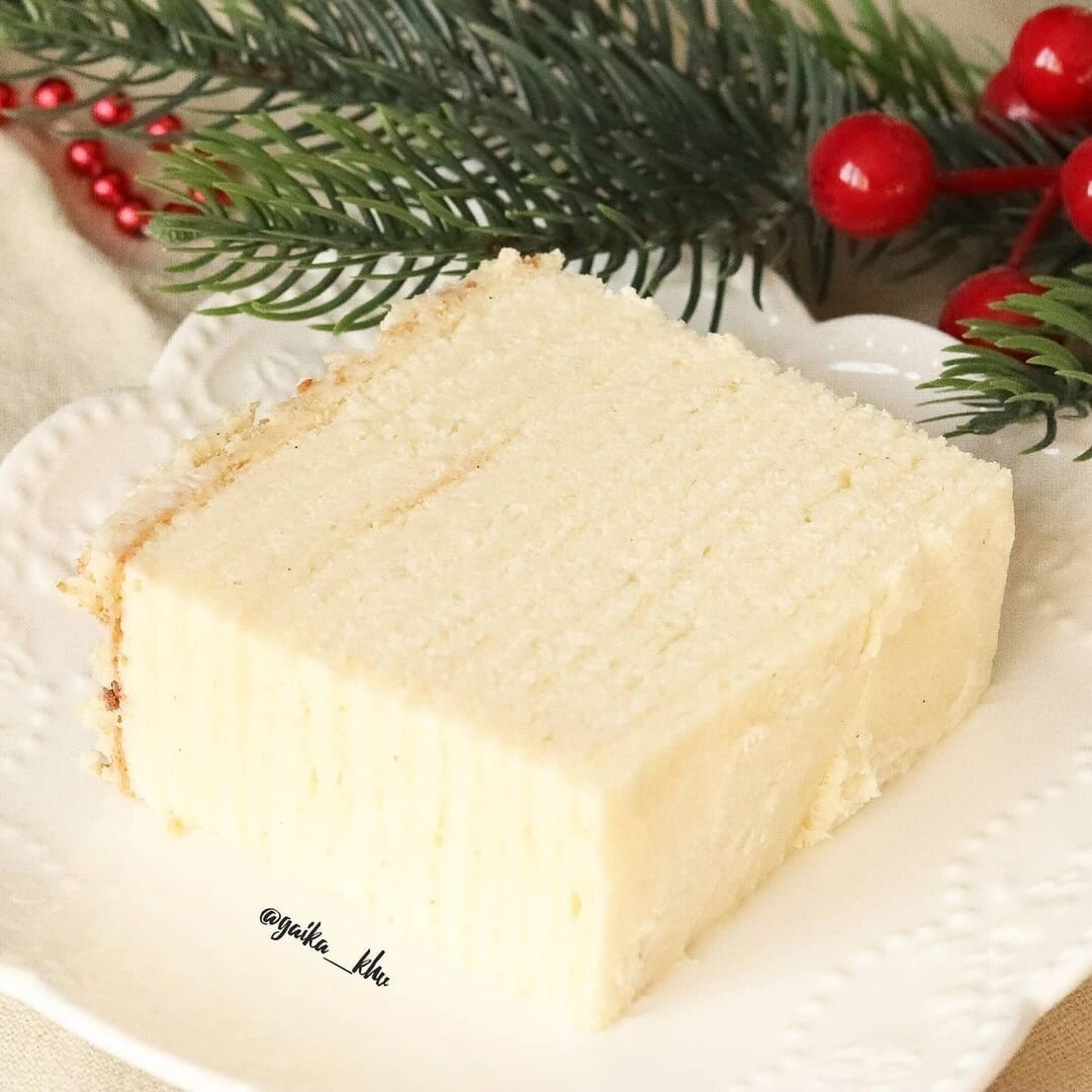 ПРИГОТОВЛЕНИЕ:
1) Крем. Молоко довести до кипения. В отдельной чаше смешать яйца, сахар, крахмал и ваниль. Постепенно влить горячее молоко, при этом активно помешивая. Крем перелить обратно в кастрюлю и поставить на небольшой огонь. При постоянном помешивании довести до закипания. Выключить, накрыть пищевой пленкой в контакт. Полностью остудить. Взбить сливочное масло и понемногу добавлять заварной крем.

2) Коржи. Сливочное масло взбить с сахаром, добавить творог, яйцо, ваниль, просеять муку и разрыхлитель. Муку сразу не всыпаем, так как ее может понадобиться чуть больше или меньше. Тесто должны получиться мягкой, не липкое. Разделить его на 16 частей. Накрыть пленкой и поставить в холодильник на 30 минут. Каждый кусочек раскатать на коврике или пергаменте в очень тонкий пласт. Выпекать при температуре 170 градусов около 6-7 минут. Готовый корж вырезать(диаметр 16 см).

3) Сборка в кольце. Корж-крем-корж. Готовый торт убрать в холодильник минимум на ночь. Затем обмазать остатками крема и обсыпать измельченными обрезками коржей.

ПРИЯТНОГО АППЕТИТА!❤👩🏻‍🍳👉подпишись на канал друг🙋🏻‍♀️